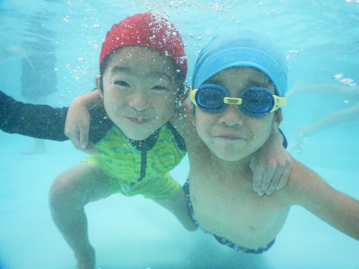 プールの中で遊ぶ子ども