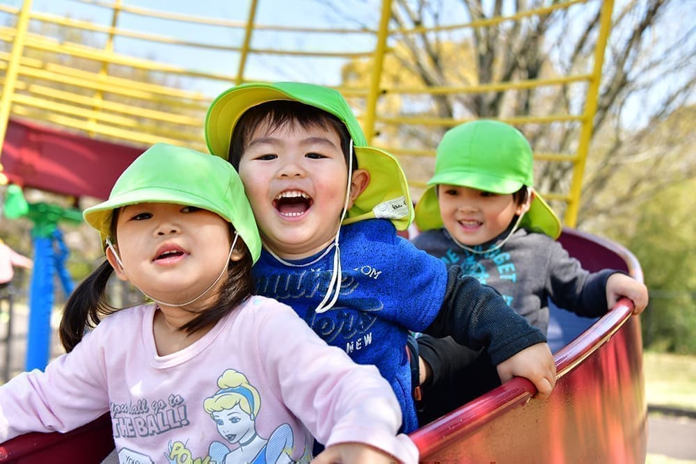 滑り台で遊ぶ子ども