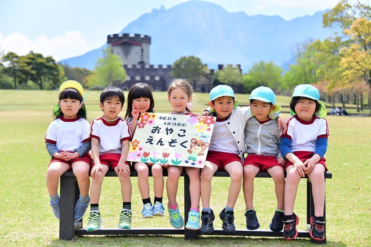 芝生と子供たち