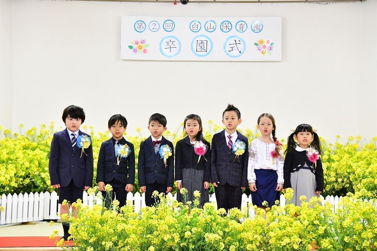 菜の花と子供たち