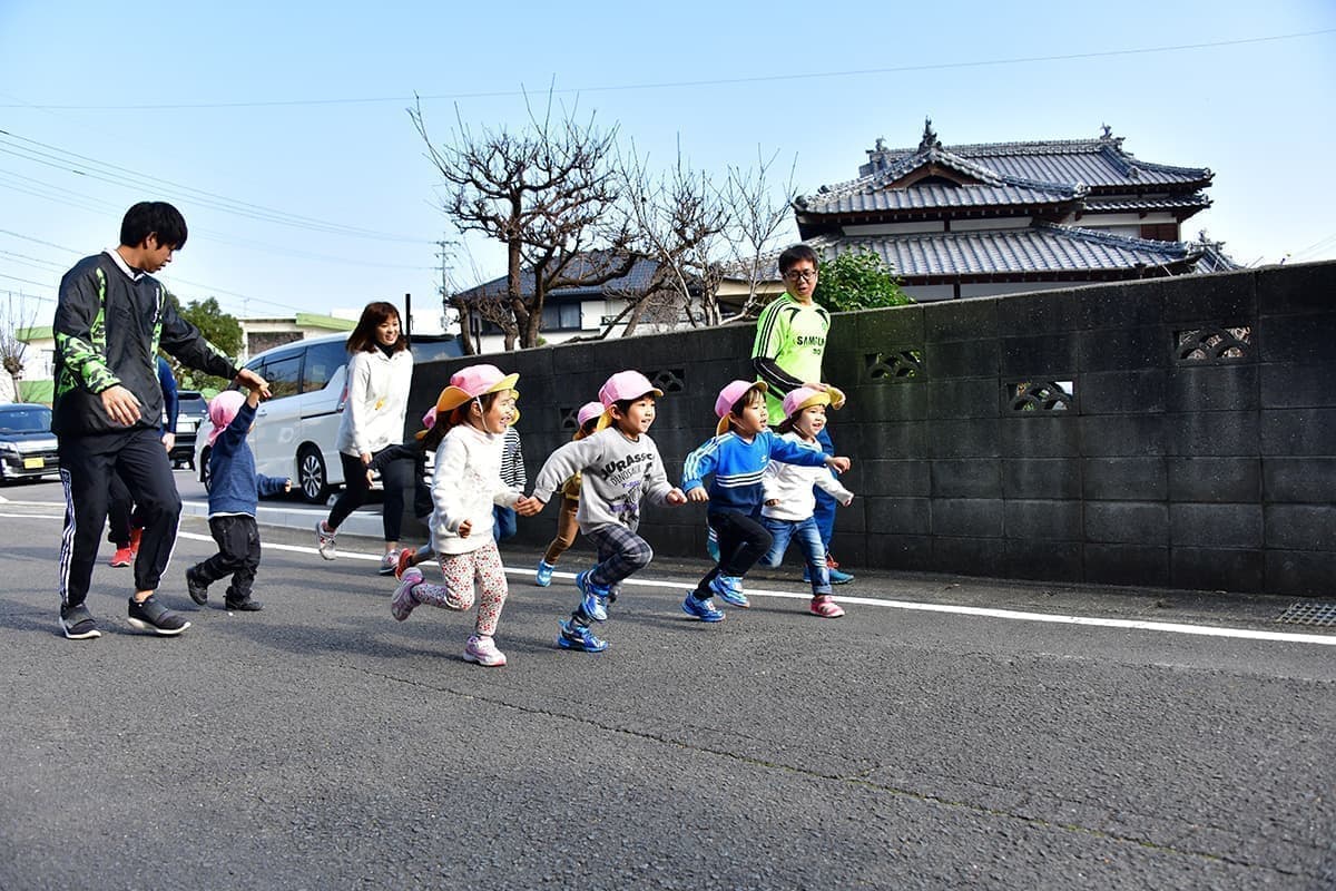 かけっこをする子供たち