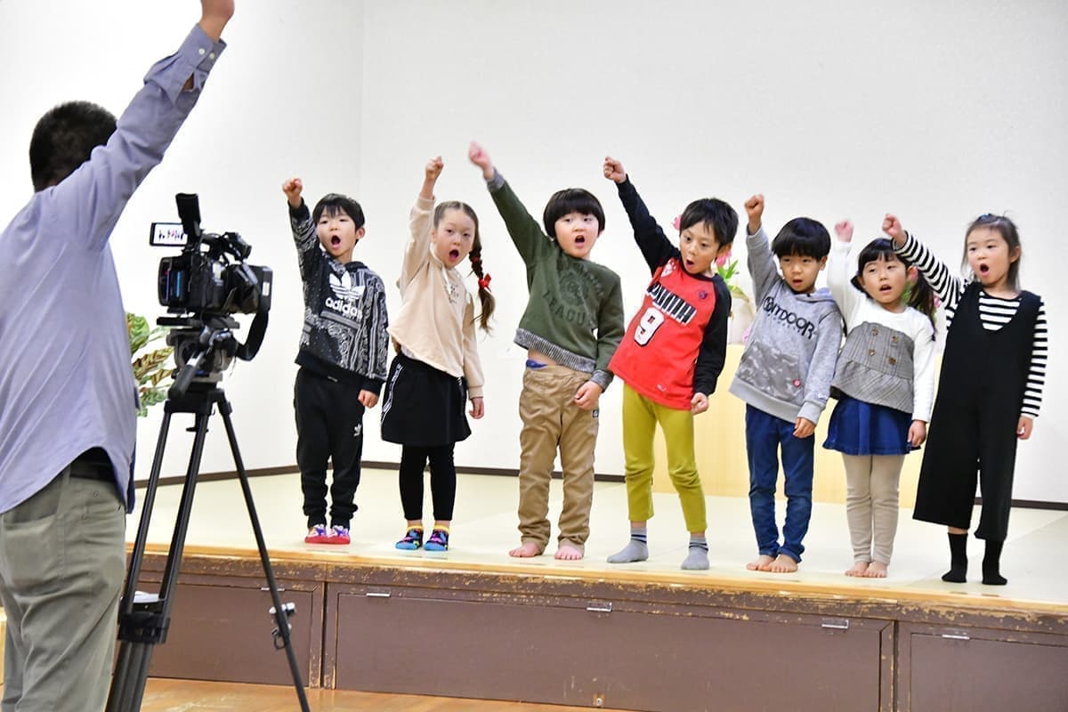 右手を上げる子供たち