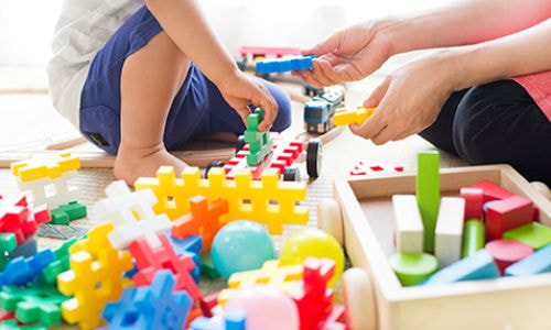 積み木で遊ぶ子ども