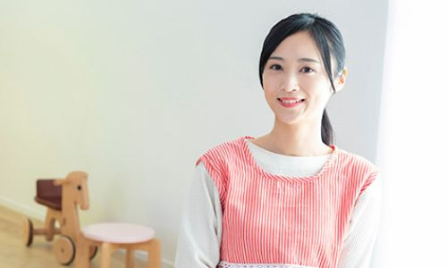 ピンクのエプロンの女性