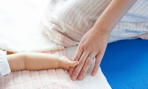 子供の手とお母さんの手